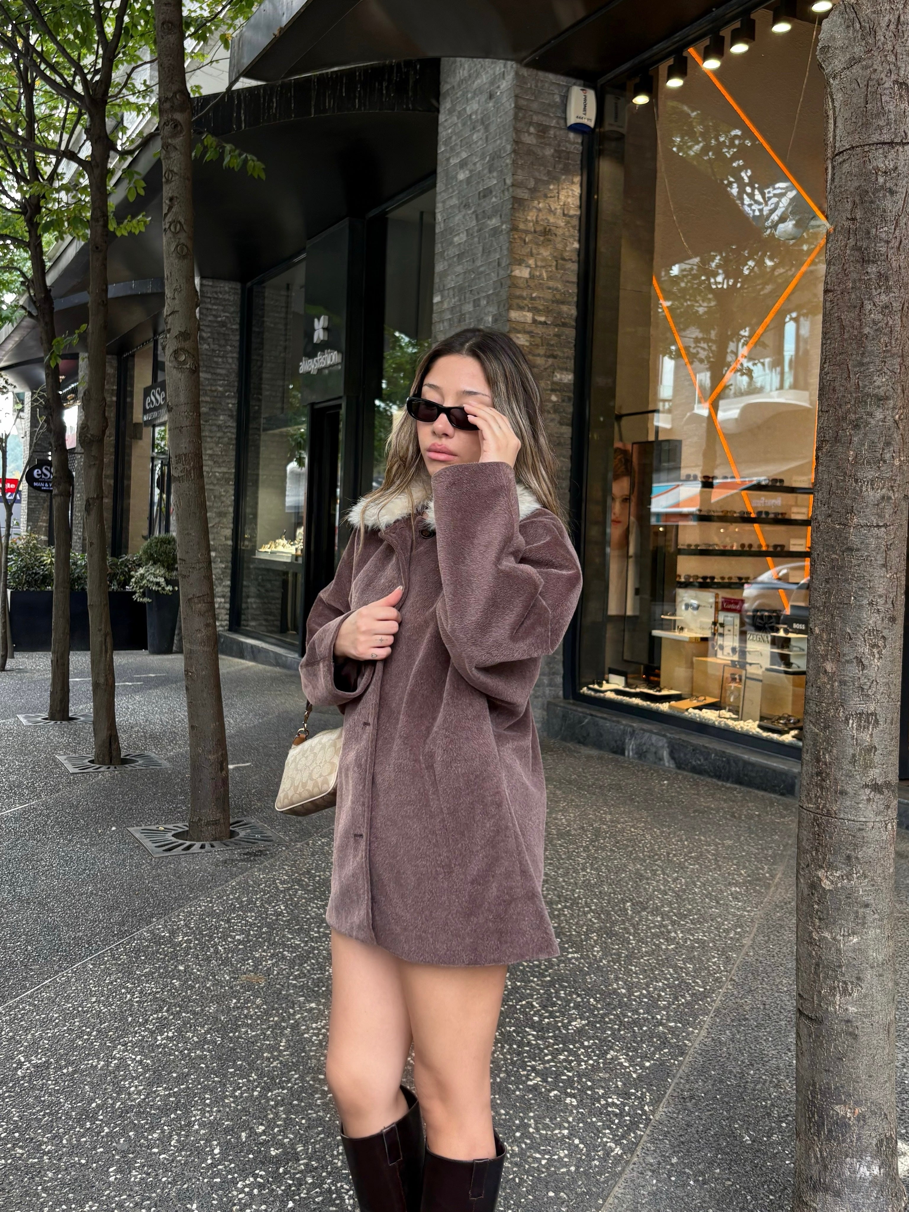 Yakası Çıkarılabilir Suni Kürklü Kaban